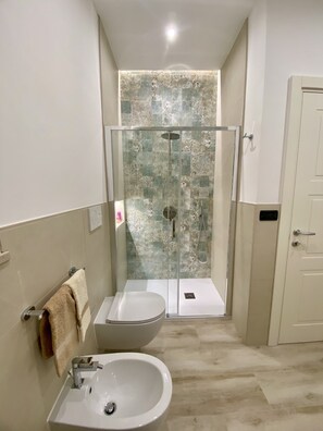 Doccia, asciugacapelli, bidet