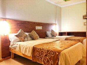 Dobbelt- eller tomannsrom – deluxe | Minibar, skrivebord, lydisolert og wi-fi (inkludert)