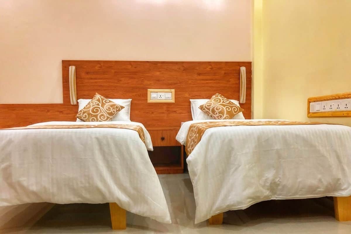 Deluxe Double or Twin Room | Minibar, desk, soundproofing, free WiFi