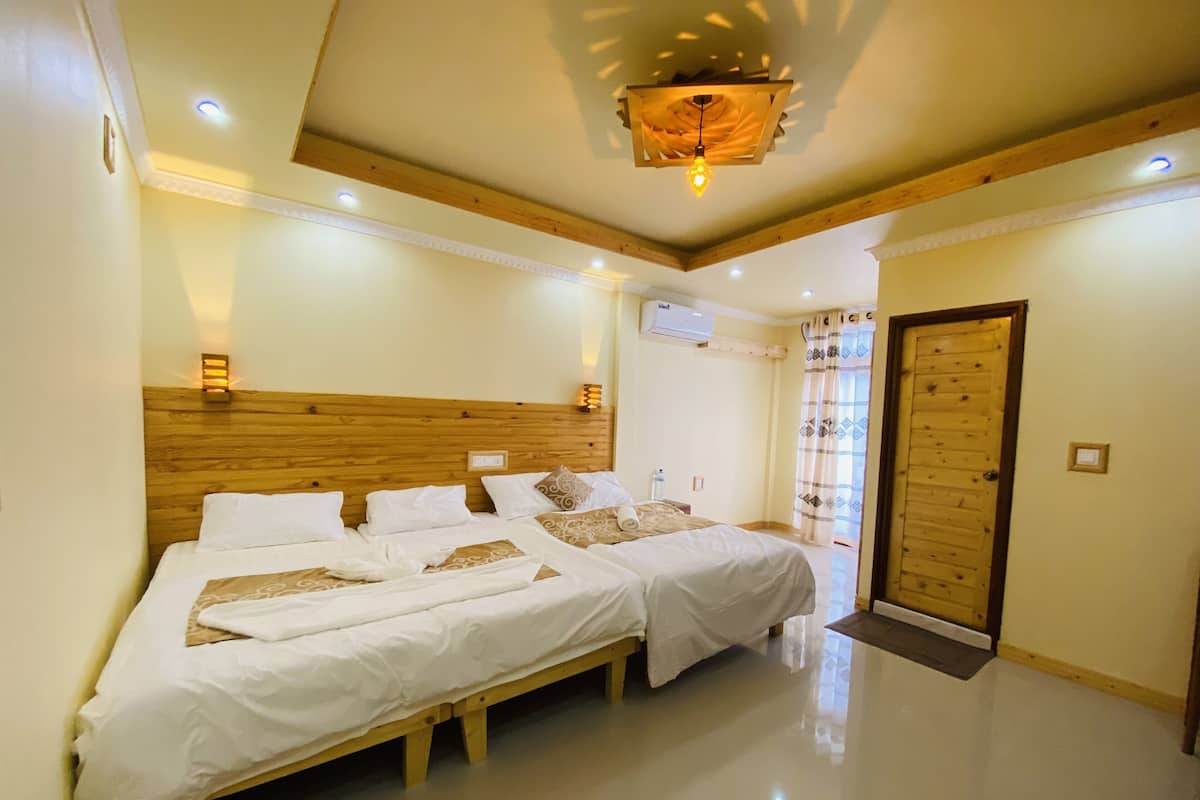 Family Quadruple Room | Minibar, desk, soundproofing, free WiFi