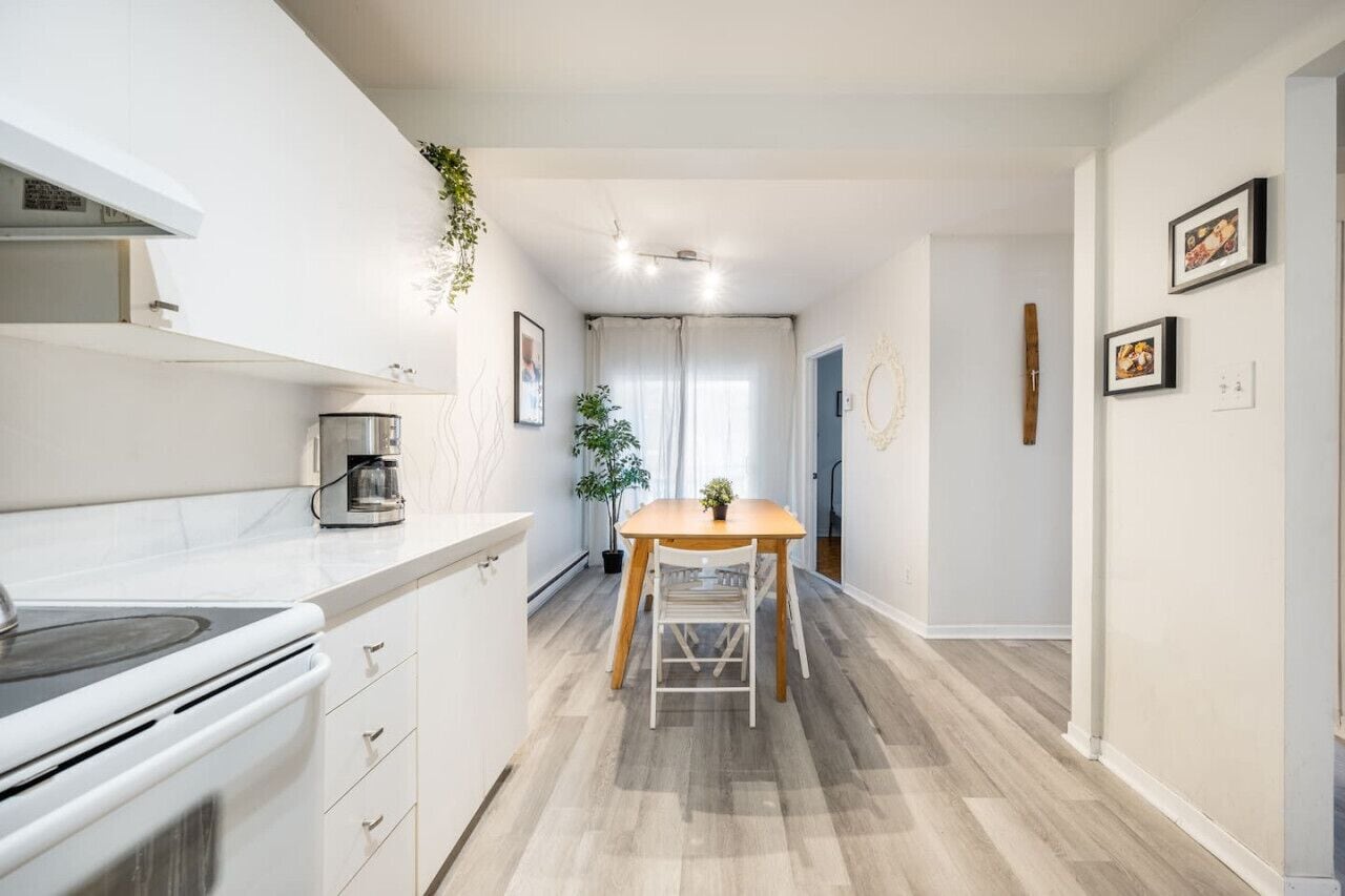 Réfrigérateur, four à micro-ondes, un four, surface de cuisson