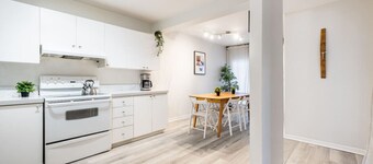 Condo renoviert und komplett in der Nähe der U-Bahn mit Parkplatz eingerichtet
