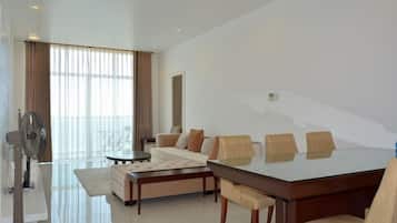 Departamento, 3 habitaciones | Área de sala de estar | Televisión de pantalla plana