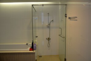 Appartement, 1 chambre | Salle de bain | Douche, pantoufles, serviettes fournies