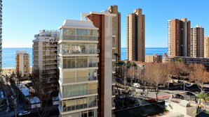 A high-rise building with multiple balconies and a view of the beach. - Ocean II 9-C (Benidorm)