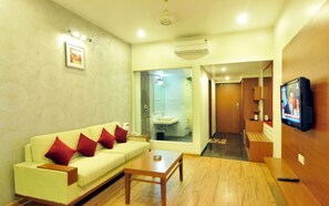 Super Deluxe Room | Living area | 32-inch flat-screen TV with cable channels, TV