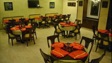 Desayuno buffet (INR 220 por persona)