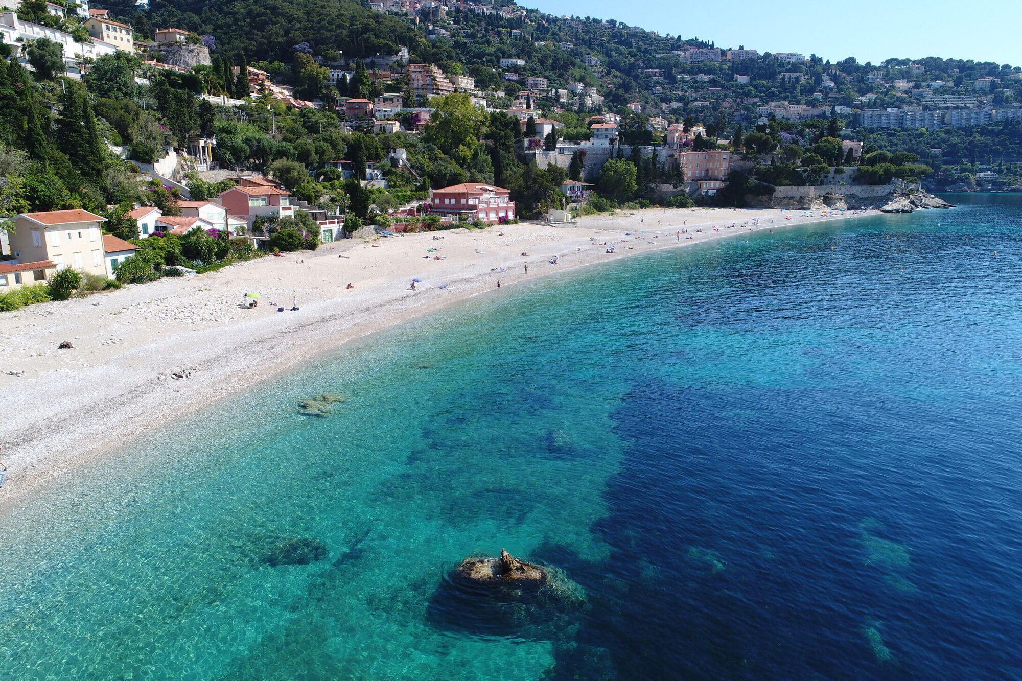 Une ville côtière dotée d’une plage de sable fin et d’eaux d’un bleu limpide.