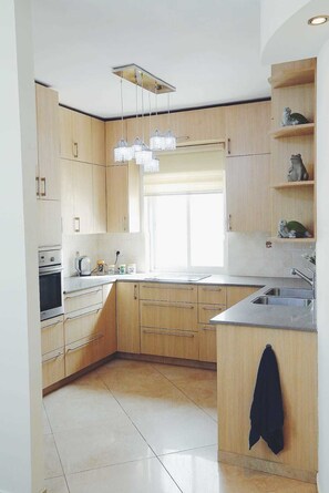 Căn hộ tiện nghi đơn giản, 3 phòng ngủ | Bếp riêng | Tủ lạnh, lò nướng, bếp nấu, ấm điện 