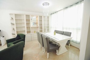 Comfort-huoneisto, 3 makuuhuonetta | Ruokailu omassa huoneessa