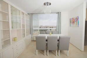 Comfort-Apartment, 3 Schlafzimmer | Essbereich im Zimmer