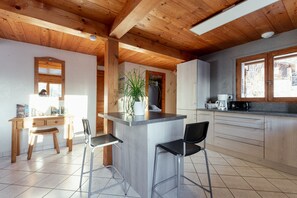 Fridge, microwave, stovetop, dishwasher - The PICAILLONS - The Gîte (Les Villards-sur-Thônes)