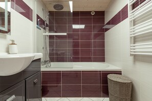 Amenidades de baño gratuitas, secadora de cabello, toallas 