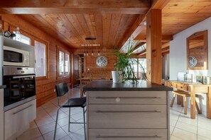 Fridge, microwave, stovetop, dishwasher - The PICAILLONS - The Gîte (Les Villards-sur-Thônes)