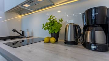 Refrigerador, microondas, parrilla de estufa y cafetera y tetera