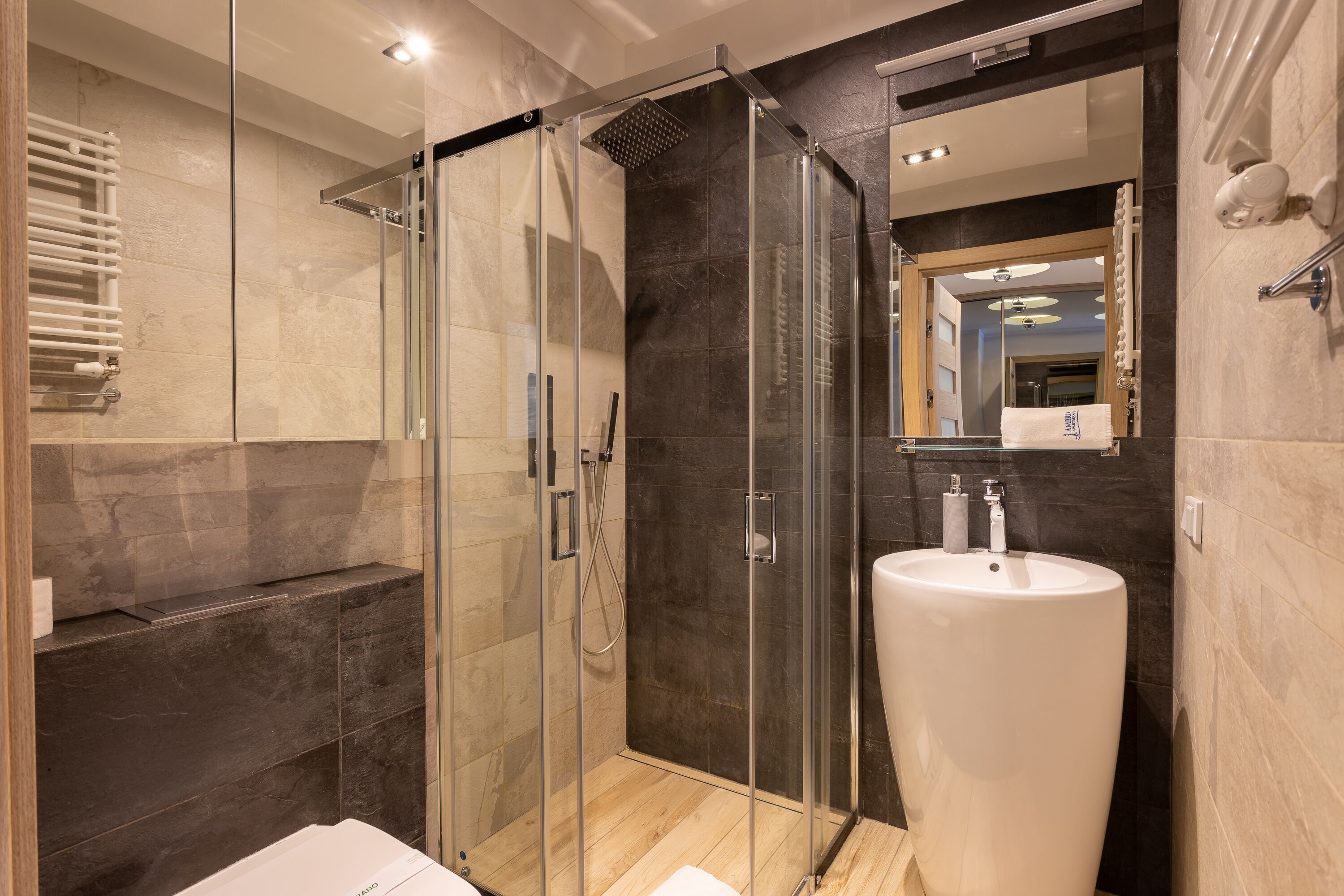 Dusche, Haartrockner, Handtücher, Seife