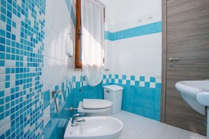 Chuveiro, bidê, toalhas de banho 