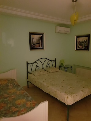 4 habitaciones, tabla de planchar con plancha, wifi y ropa de cama