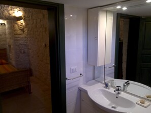 Secadora de cabello, toallas, jabón, papel de baño