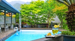 시즌별로 운영되는 야외 수영장