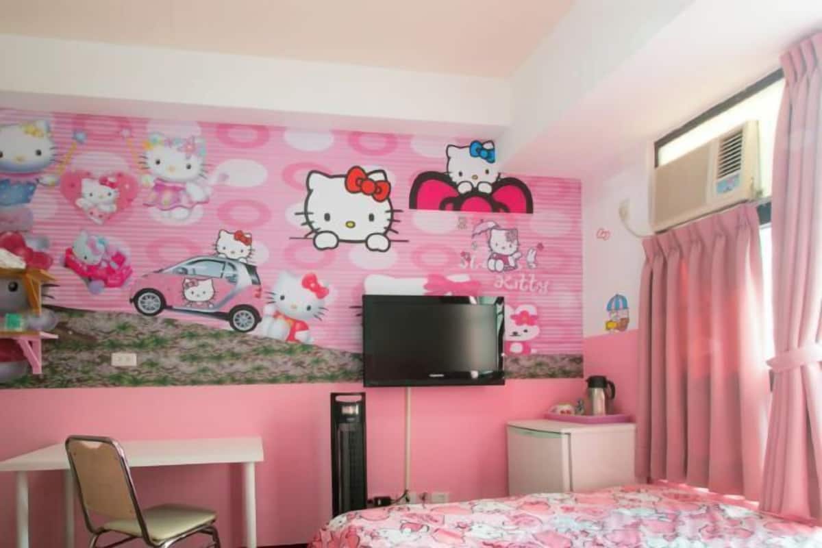Decoración personalizada, muebles diferentes, escritorio y camas extra