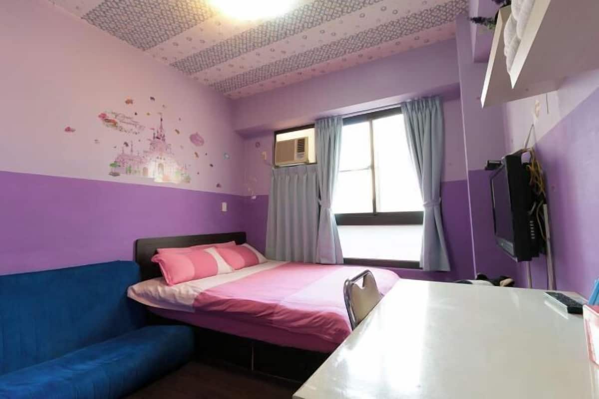Decoración personalizada, muebles diferentes, escritorio y camas extra