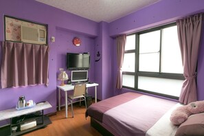 Individually decorated, individually furnished, desk, rollaway beds - Feng Chia Love Heart (Taichung)