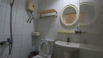 Standard Double Room, 1 Double Bed, Non Smoking | Bathroom | Shower, free toiletries, hair dryer, slippers