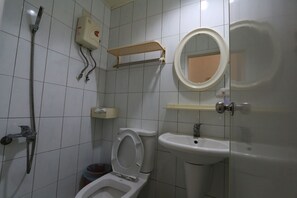 標準雙人房, 1 張標準雙人床, 非吸煙房 | 浴室 | 淋浴設備、免費梳洗用品、風筒、拖鞋
