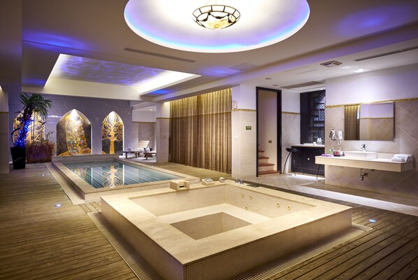 Suite de lujo, para no fumadores | Baño | Tina y regadera independientes y tina de hidromasaje 