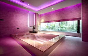 Suite Deluxe, para no fumadores | Baño | Tina y regadera independientes y tina de hidromasaje 