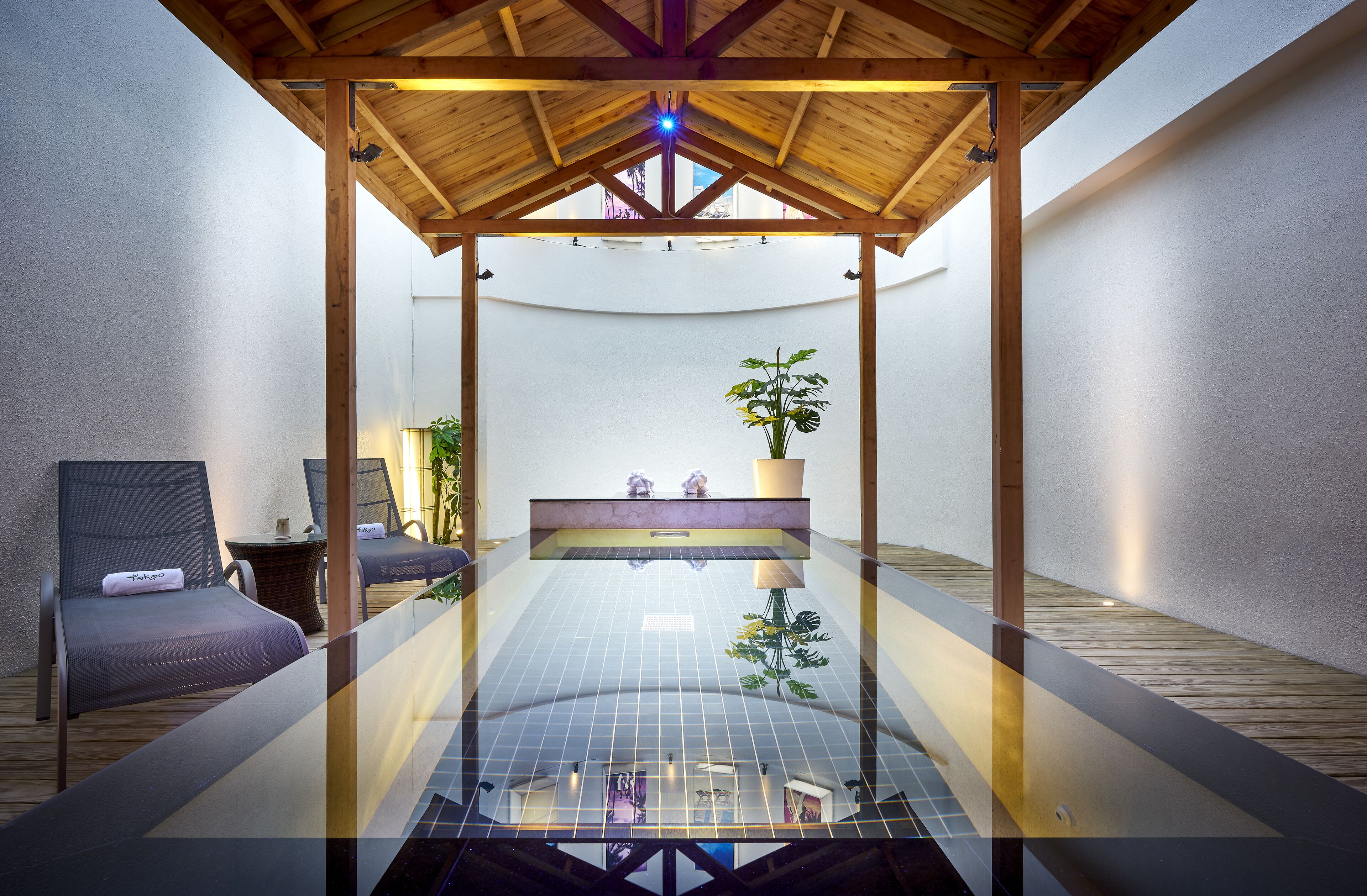 luxury suite, non smoking | down duvets, minibar, individually decorated, individually furnished