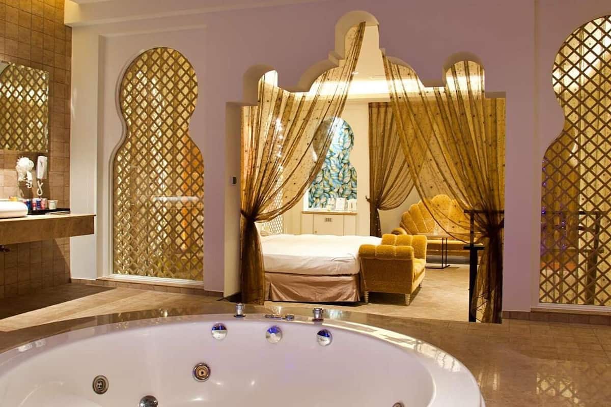 separate bathtub and shower, jetted bath, hydromassage showerhead