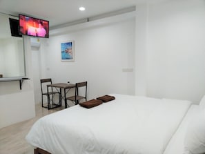 Down comforters, blackout drapes, free WiFi - Wee Hostel (Kanchanaburi)