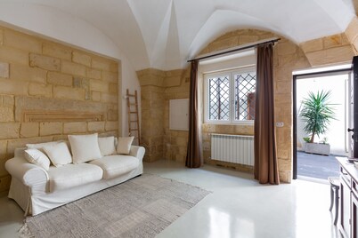 Apartment in the historic center of Lecce with vaults and Lecce stone. 