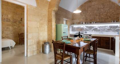 Apartment in the historic center of Lecce with vaults and Lecce stone.
