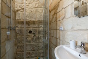 Doccia, asciugacapelli, bidet, asciugamani