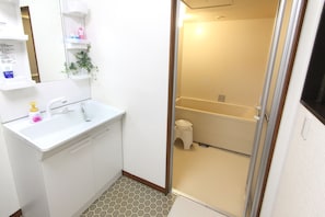 Combined shower/bathtub, deep-soaking bathtub, free toiletries