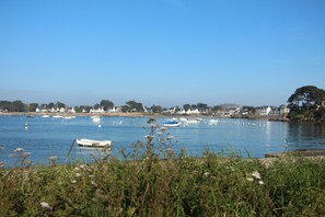 A coastal town with boats on the water and houses along the shore. - Charming quiet house 250m from the ocean (Sarzeau)
