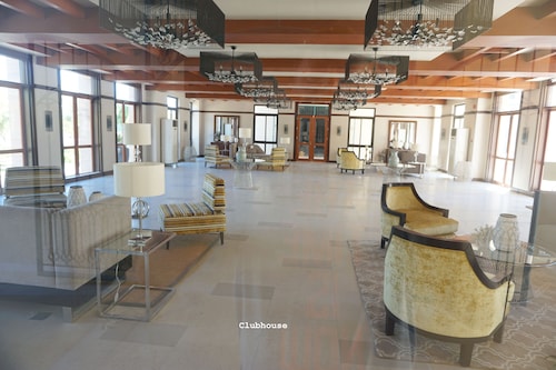 New Lux. 2 BR-condo near SM Seaside Mall - Huge Pools, Gym, Tours, Netflix