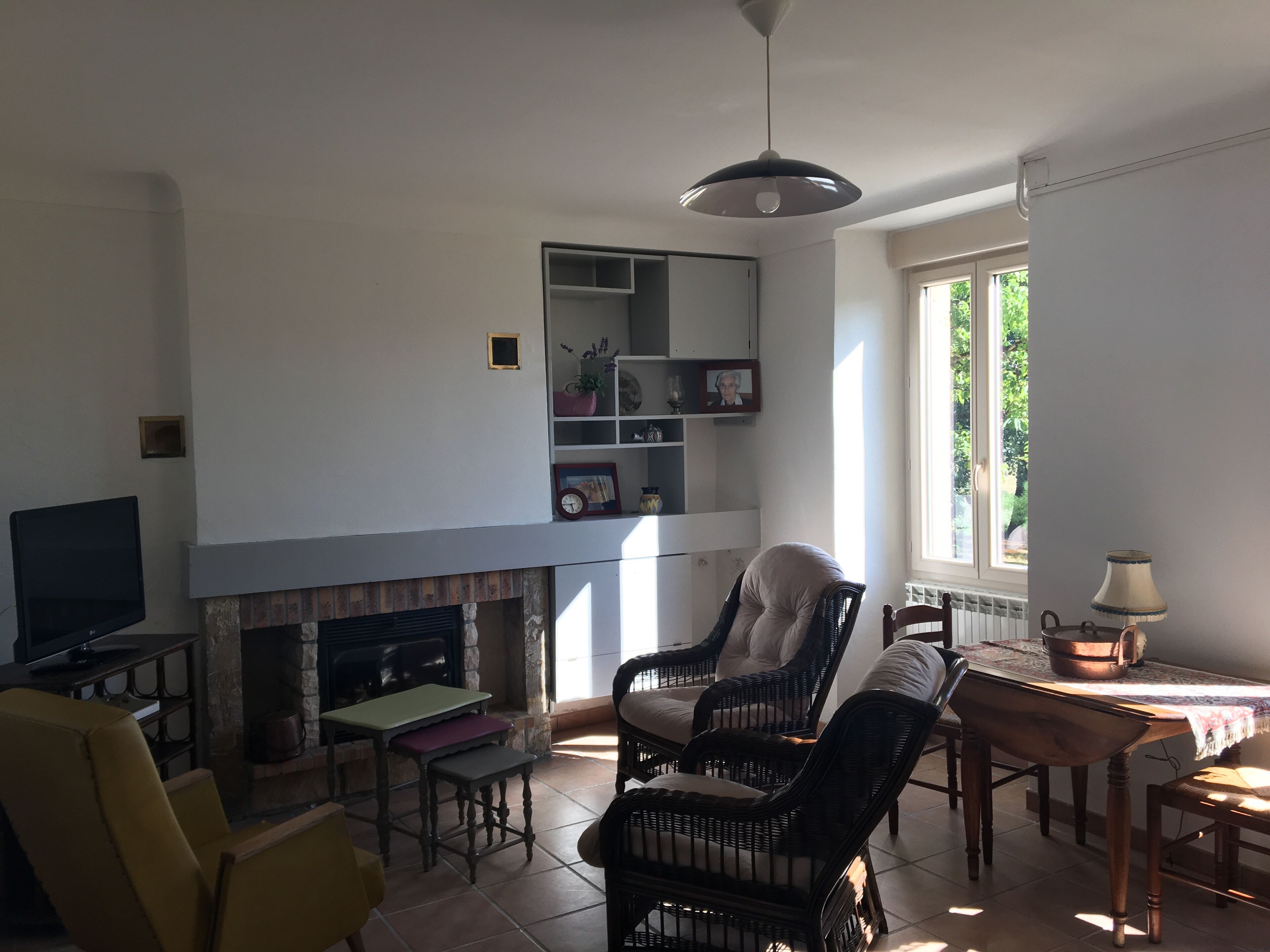 Télévision, cheminée, livres