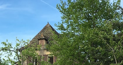 Maison de charme en Aveyron au cĆur de la nature prĂšs d'un chemin de randonnĂ©e.
