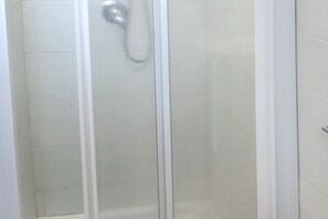 Een douche, een bidet, handdoeken