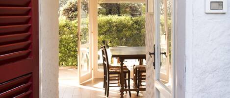 屋外ダイニングエリア