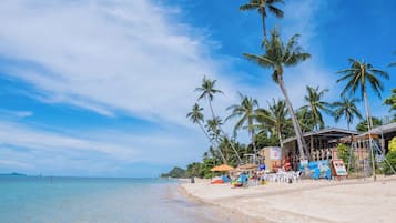 Playa en los alrededores y camastros