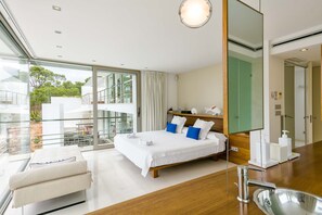 3 bedrooms, in-room safe, iron/ironing board, free WiFi