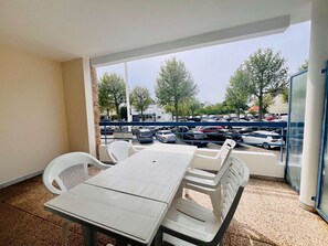 تناول الطعام بالخارج