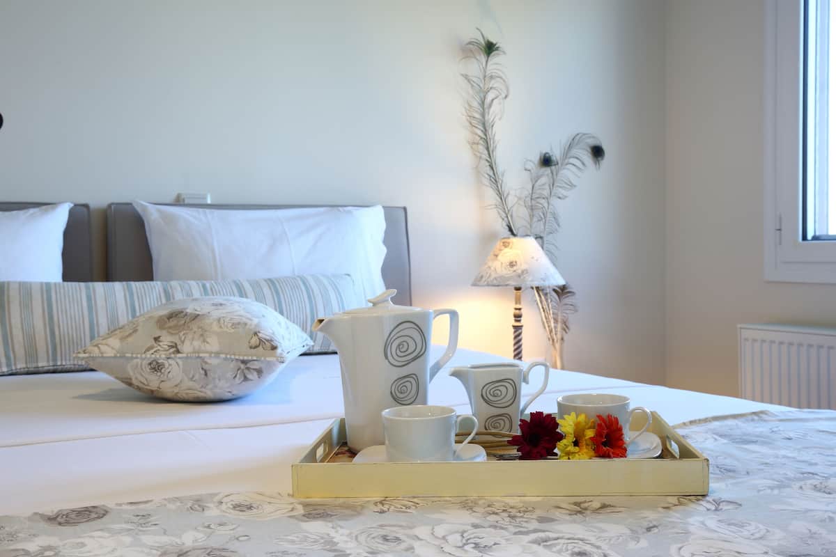 Villa Dioni | 3 bedrooms, Egyptian cotton sheets, premium bedding, Select Comfort beds