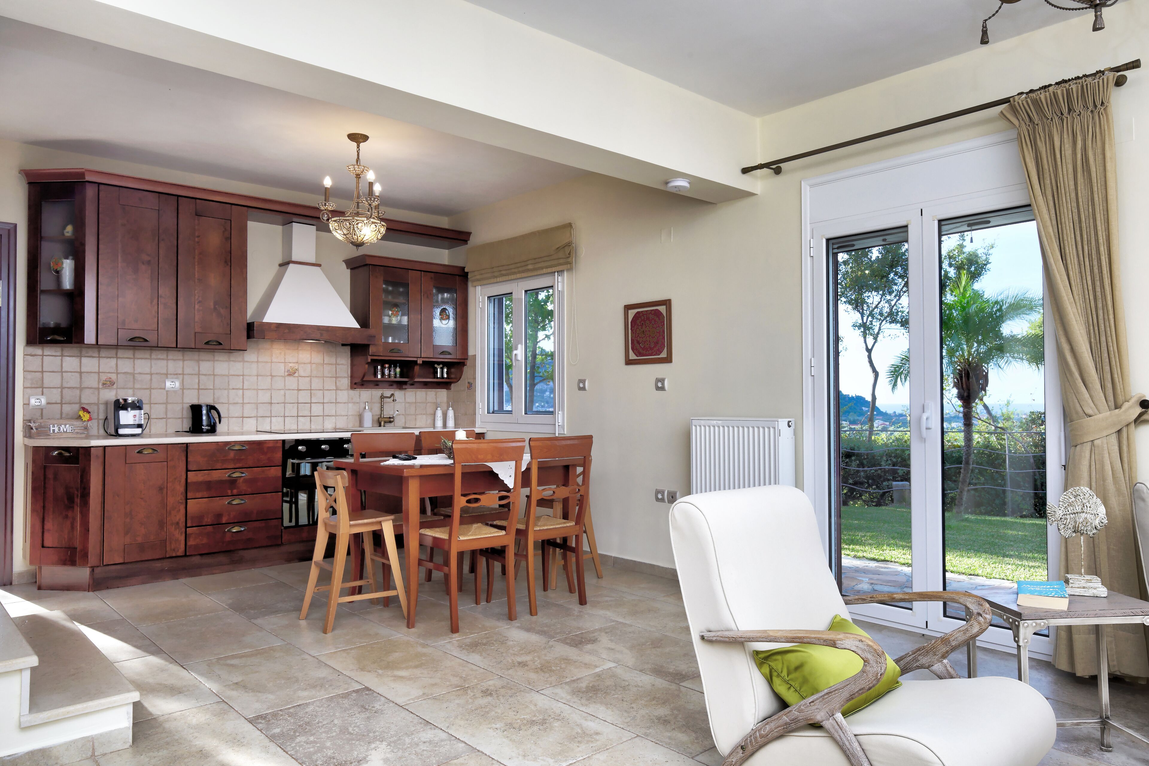 Villa Dioni | Cuisine privée | Grand réfrigérateur, micro-ondes, four, plaque de cuisson