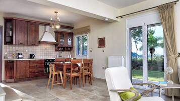 Villa Dioni | Cuisine privée | Grand réfrigérateur, micro-ondes, four, plaque de cuisson